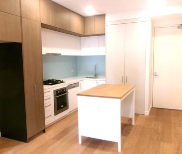 Private Courtyard - Perfect Location and underground parking! - Photo 1