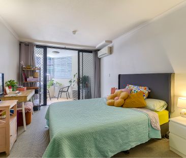 Modern Furnished Studio Close to Everything - Photo 2