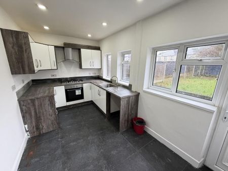 3 bedroom end of terrace house to rent - Photo 4