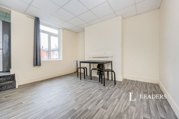 3 bedroom apartment to rent Stratford Road, Wolverton, Milton Keynes, Buckinghamshire, MK12 - Photo 1