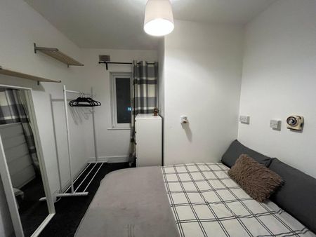 Room in a Shared Flat, Neasden Lane, NW10 - Photo 5