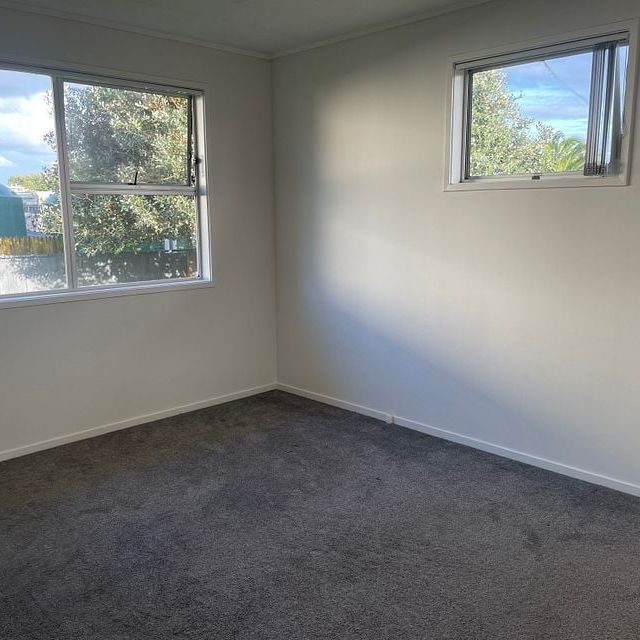 5 bedroom home in Mangere - Photo 1
