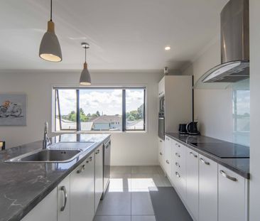 Beautifully Presented Three Bedroom Home - Photo 5