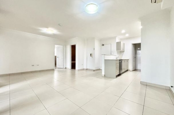 Modern two-bedroom apartment in a highly convenient Homebush West location - Photo 1