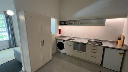 Sophisticated apartment living in the city! - Photo 2