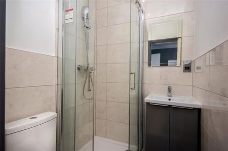 Room in a Shared House, College Road, RG6 - Photo 3