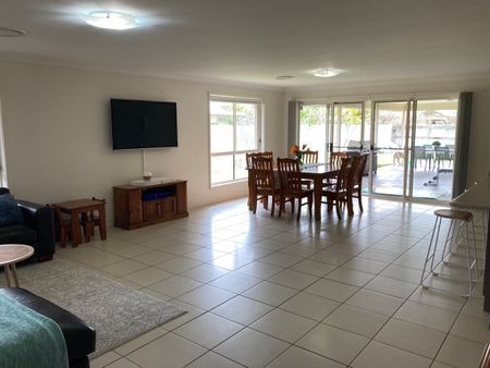 Single level 5 bedroom with large fully fenced yard - Photo 5