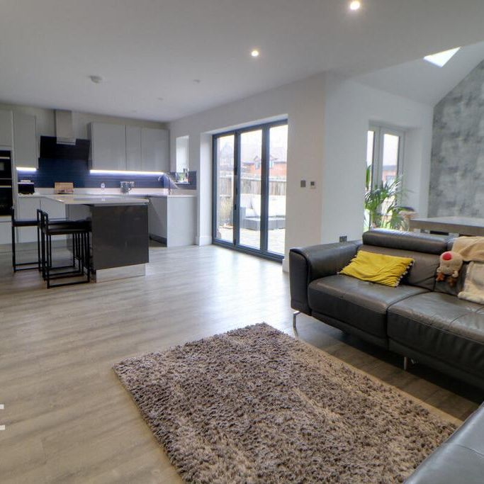 4 bedroom detached house to rent - Photo 1