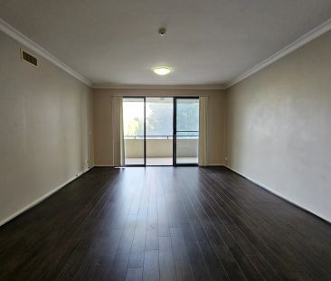 Well Presented Two Bedroom Apartment In Central Location - Photo 2