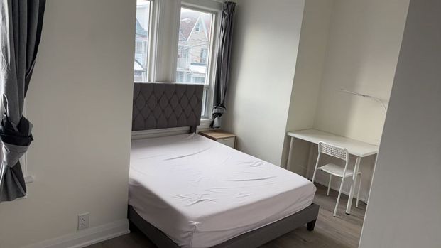 For Lease - 11.5 Lippincott Street, Toronto, Ontario - Photo 1