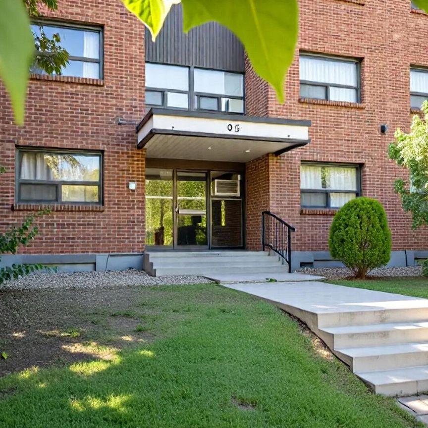 33 Boulevard Brunswick, Montréal, QC - Photo 1
