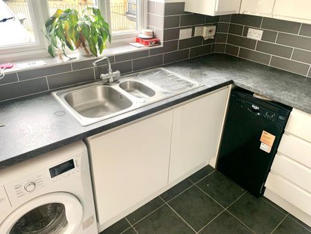 2 bedroom semi-detached house to rent - Photo 4