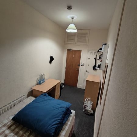 Room in a Shared Flat, Bristol Road, B29 - Photo 4