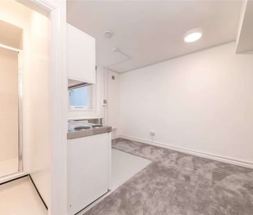 A studio room with its own kitchenette and shower room in South Ken... - Photo 4