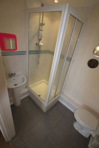 2 bed Apartment - To Let - Photo 4