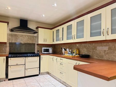 4 bedroom House To Let - Photo 5