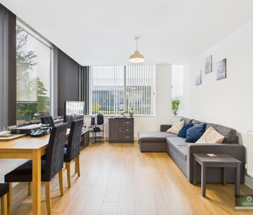 London Road, Lowfield Heath - Photo 2