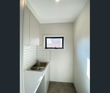 Nearly New 4 Bedroom Luxury Townhouse in Knoxfield! - Photo 2