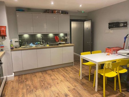 OX Living is proud to present this high-quality 6-bedroom co-living property, perfect for working professionals looking for stylish, stress-free living. Room 1 - Photo 3