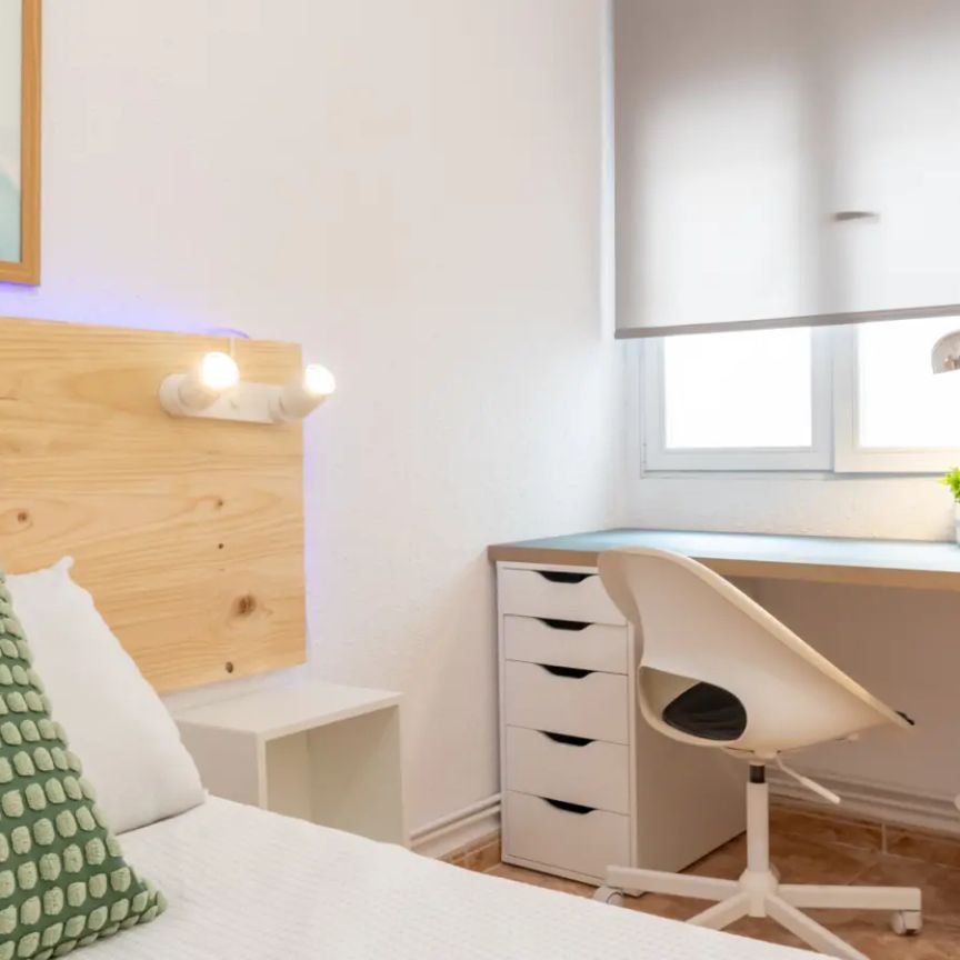 Room in a shared 6-bedroom apartment for rent in Embajadores, Madrid. - Photo 1
