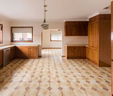 Spacious & Beautifully Refurbished Four-Bedroom Family Home - Photo 4