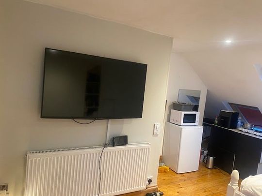 Room in a Shared House, London, SW20 - Photo 1