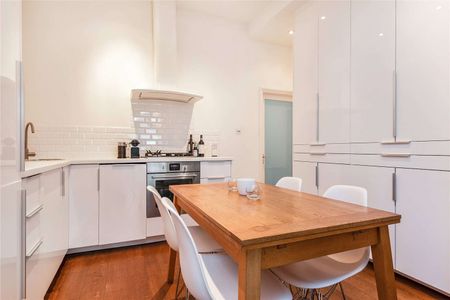 A beautifully appointed raised ground floor flat set in a period house on a well regarded Barnsbury Road. - Photo 2