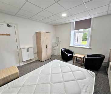 1 bedroom in a house share to rent - Photo 2
