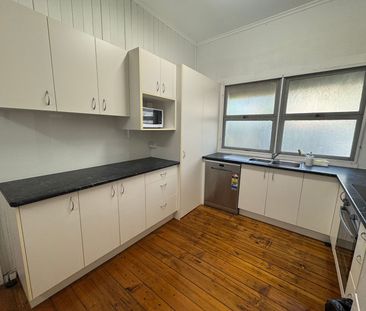 Queenslander in Convenient Location - Photo 2