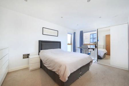 2 bedroom flat in London - Photo 4