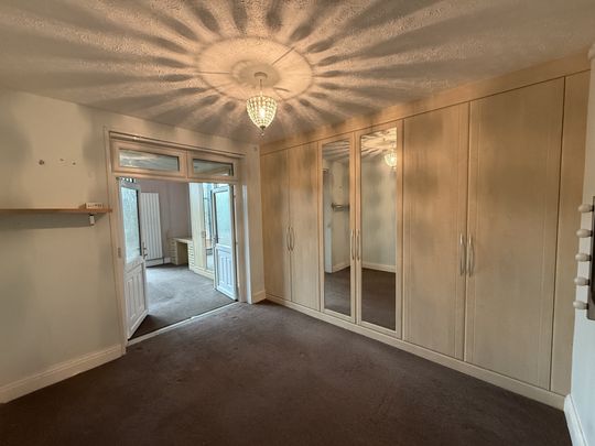 Spacious 4/5 bed semi-detached home on Repton Avenue, Derby. Set over 3 floors with large lounge, modern kitchen, mezzanine bedroom, loft room, 2 bathrooms, garden, workshop & driveway. Ideal for families seeking flexible living in a prime location. Contact Property Options to view! - Photo 1