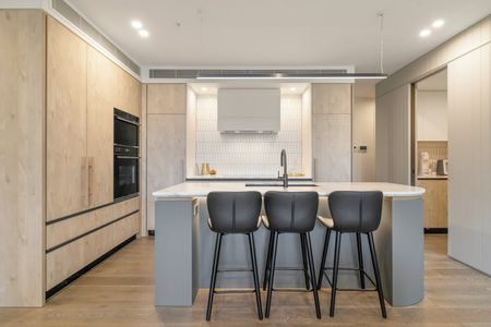 LUXURIOUS THREE BED APARTMENT PLUS STUDY - Photo 2