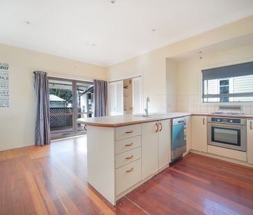 3 Bedroom Brick & Tile Home in Central Papatoetoe - Photo 2
