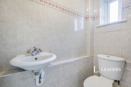 4 bedroom house to rent Simms Close, Carshalton, SM5 - Photo 5