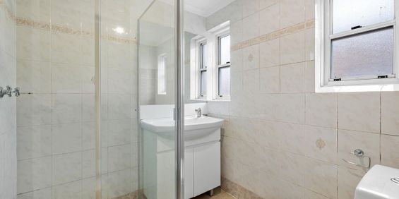 Light and Spacious 2 Bedroom Apartment - Photo 3