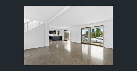 BEAUTIFULLY PRESENTED FAMILY HOME IN HIGHLY SOUGHT AFTER BENOWA WATERS - Photo 3