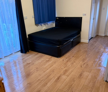 1 bedroom in a house share to rent - Photo 2