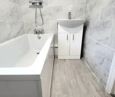 3 bedroom flat to rent - Photo 6