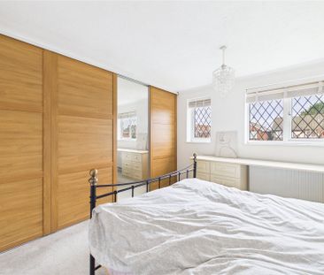 3 bedroom House in Merrifield Close, Reading - Photo 5