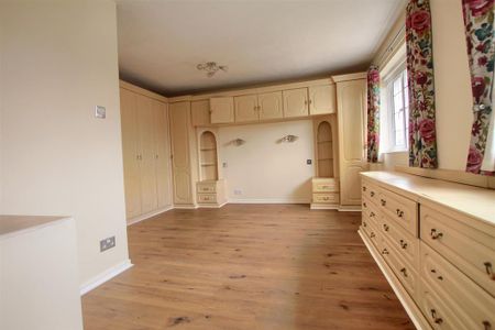 4 bedroom detached house to rent - Photo 4
