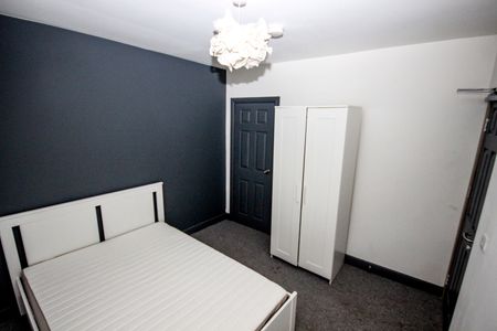 4 Bed Terraced House, Keswick Grove, M6 - Photo 3