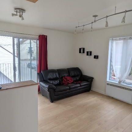 Beau grand 3 1/2, libre, semi-meublé, dans un duplex, centre-ville - Photo 1