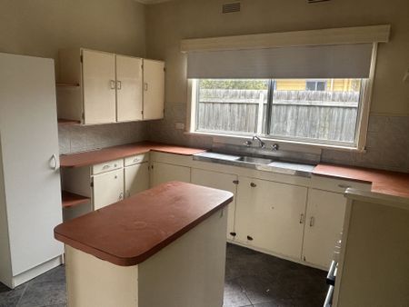 A comfortable 3 Bedroom, well‑located home with secure back yard. - Photo 4