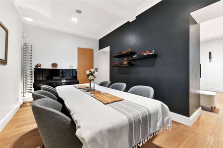 A large raised ground floor flat with wood floors - Photo 4
