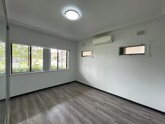 “Modern 4 Bedroom Home” - Photo 1