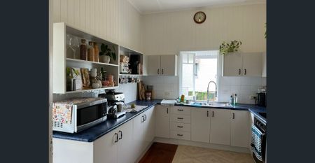 Delightful and renovated 2 bedder house with aircon, solar, large yard and double carport close to Central Gladstone - Photo 5