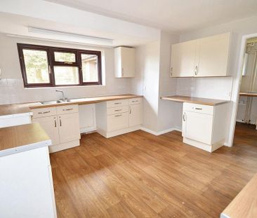 4 bedroom detached house to rent - Photo 4