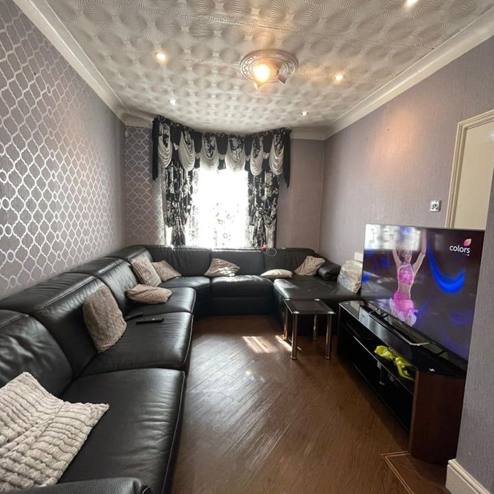 5 Bed Terraced House, Clacton Road, E6 - Photo 1