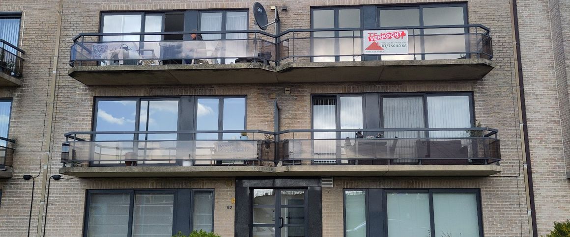 - Sint-Niklaas – appartement met 2 slaapkamers en garage - Photo 1