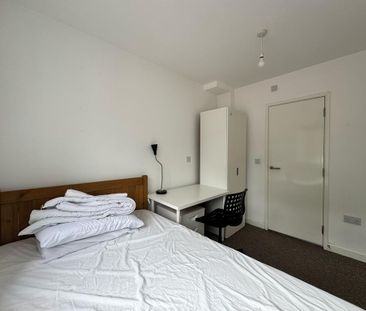 1 bedroom in a house share to rent - Photo 2